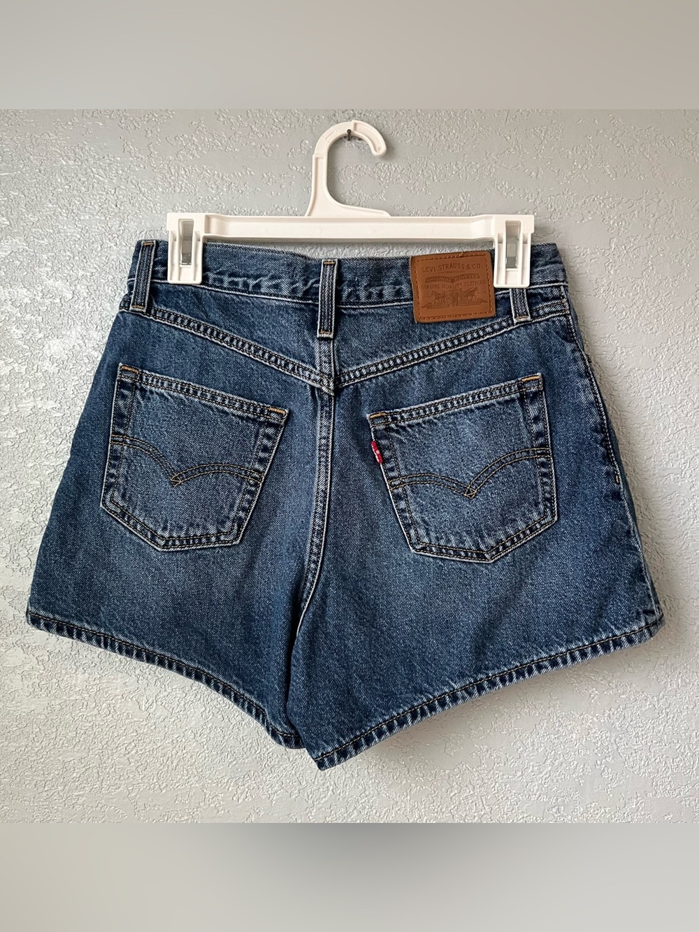 Levi’s Premium 80s Mom Shorts Women’s 27 High Rise Blue Denim Jean Shorts